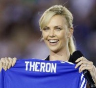 La actriz recibió una camiseta del Chelsea con su nombre como parte de las actividades del World Football Challenge